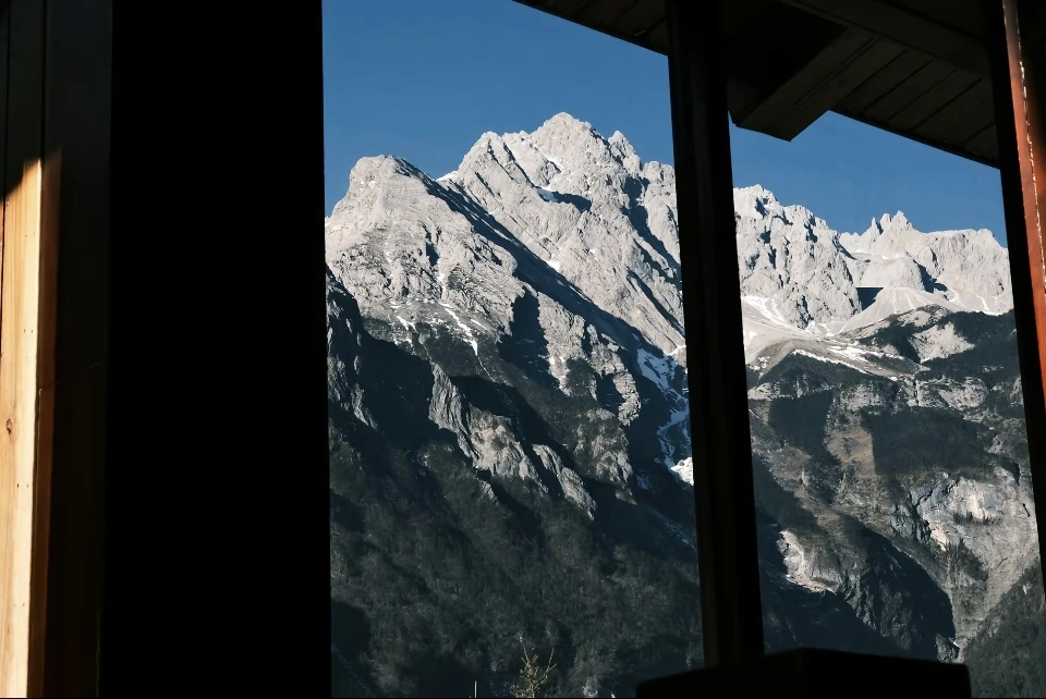 窗外的雪山